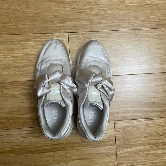 PUMA FENTY BY RIHANNA BOW SNEAKER WOMENS BEIGE CREAM CANVAS SNEAKERS SHOES (7) - Picture 3 of 5